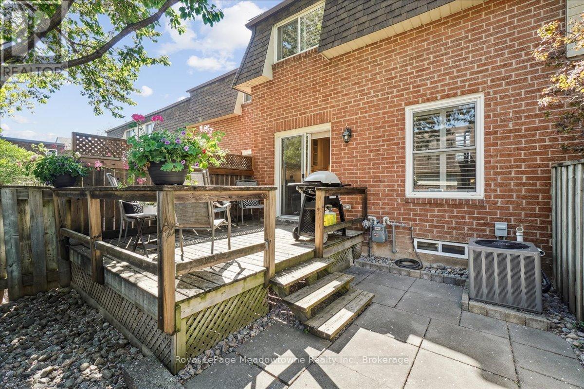 












4 - 30 HESLOP ROAD

,
Milton (OM Old Milton),




Ontario
L9T1B3


