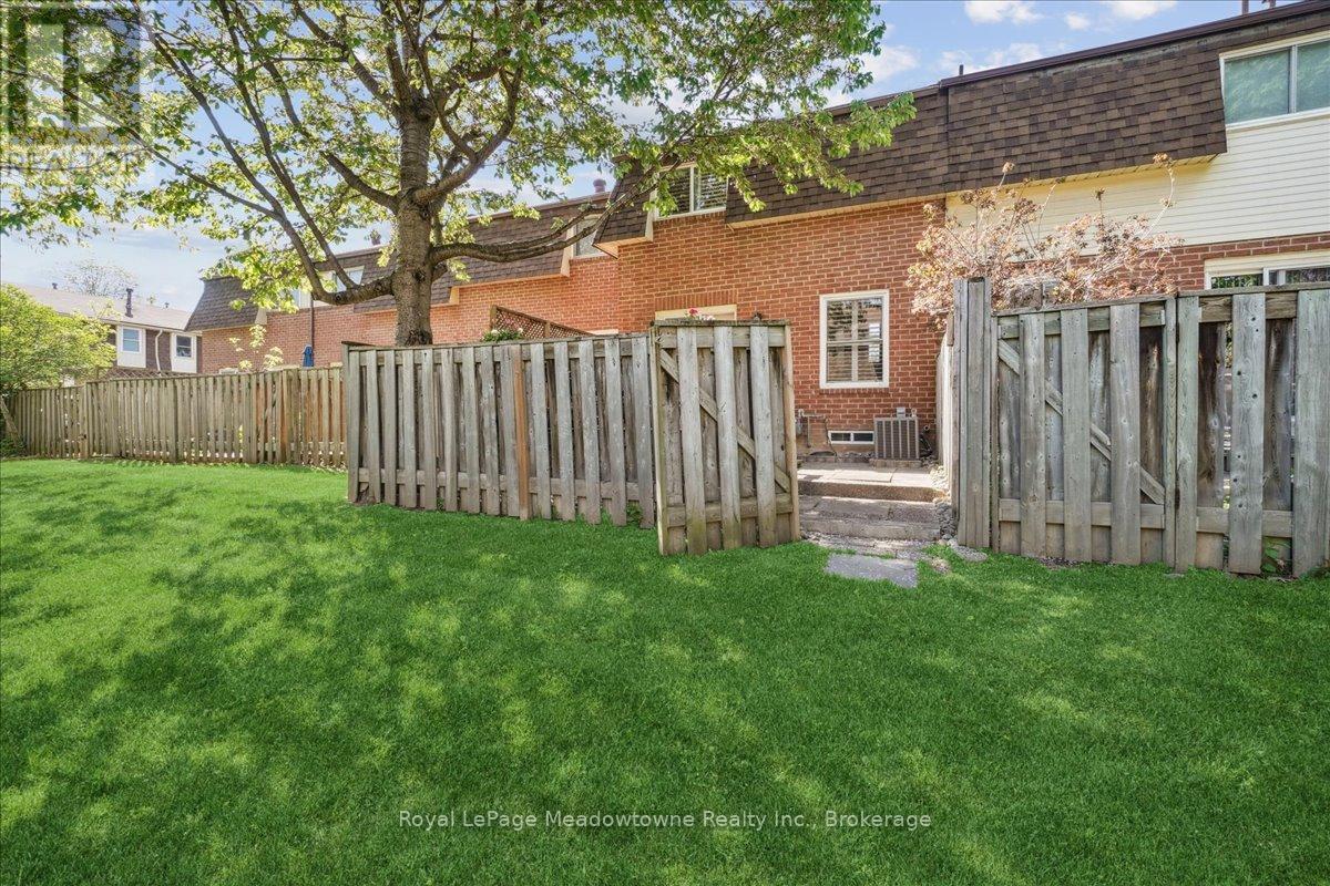 












4 - 30 HESLOP ROAD

,
Milton (OM Old Milton),




Ontario
L9T1B3

