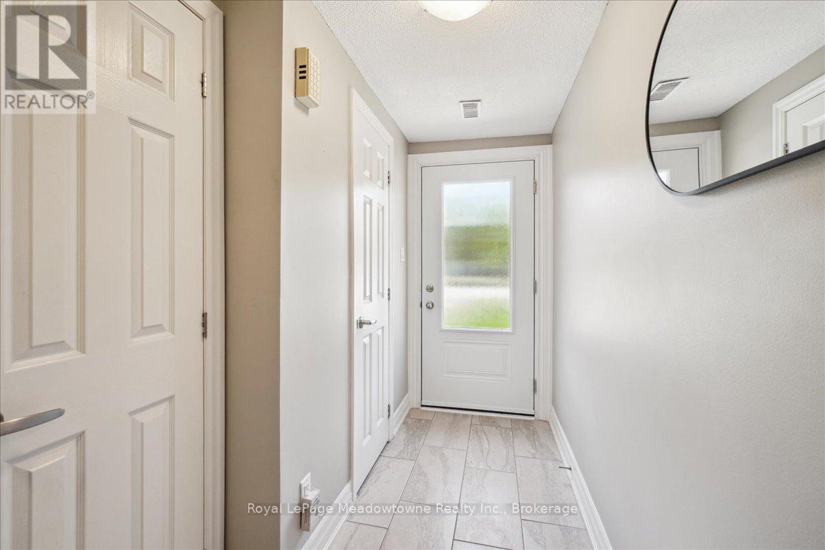 












4 - 30 HESLOP ROAD

,
Milton (OM Old Milton),




Ontario
L9T1B3

