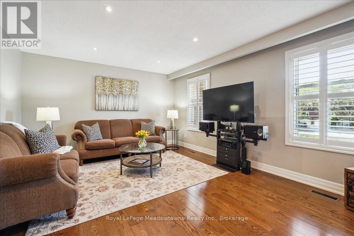 












4 - 30 HESLOP ROAD

,
Milton (OM Old Milton),




Ontario
L9T1B3


