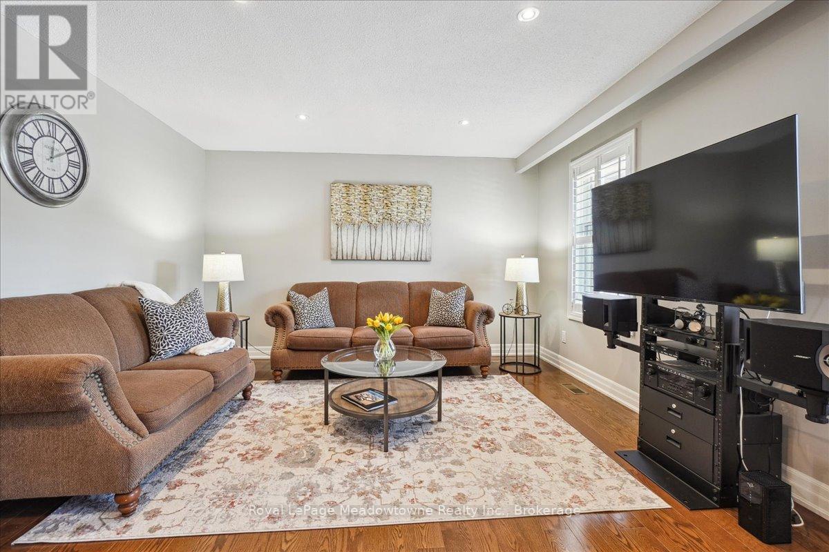 












4 - 30 HESLOP ROAD

,
Milton (OM Old Milton),




Ontario
L9T1B3

