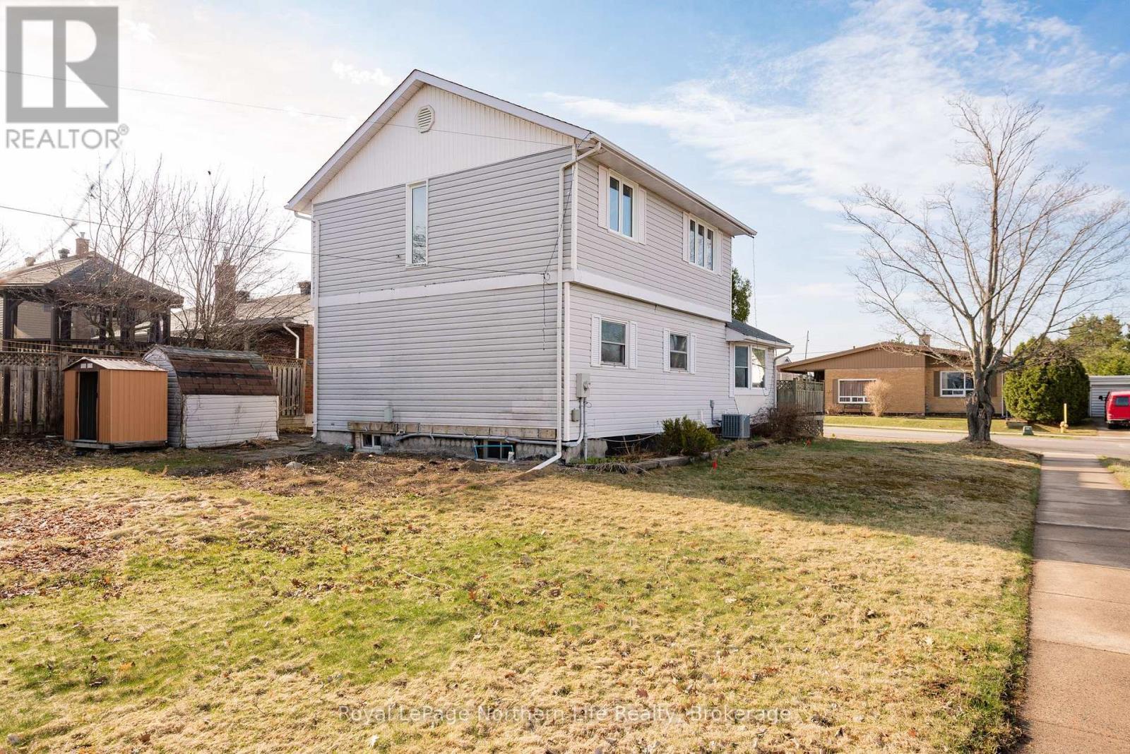 












920 LAWSON STREET

,
North Bay (West End),




Ontario
P1B3T5

