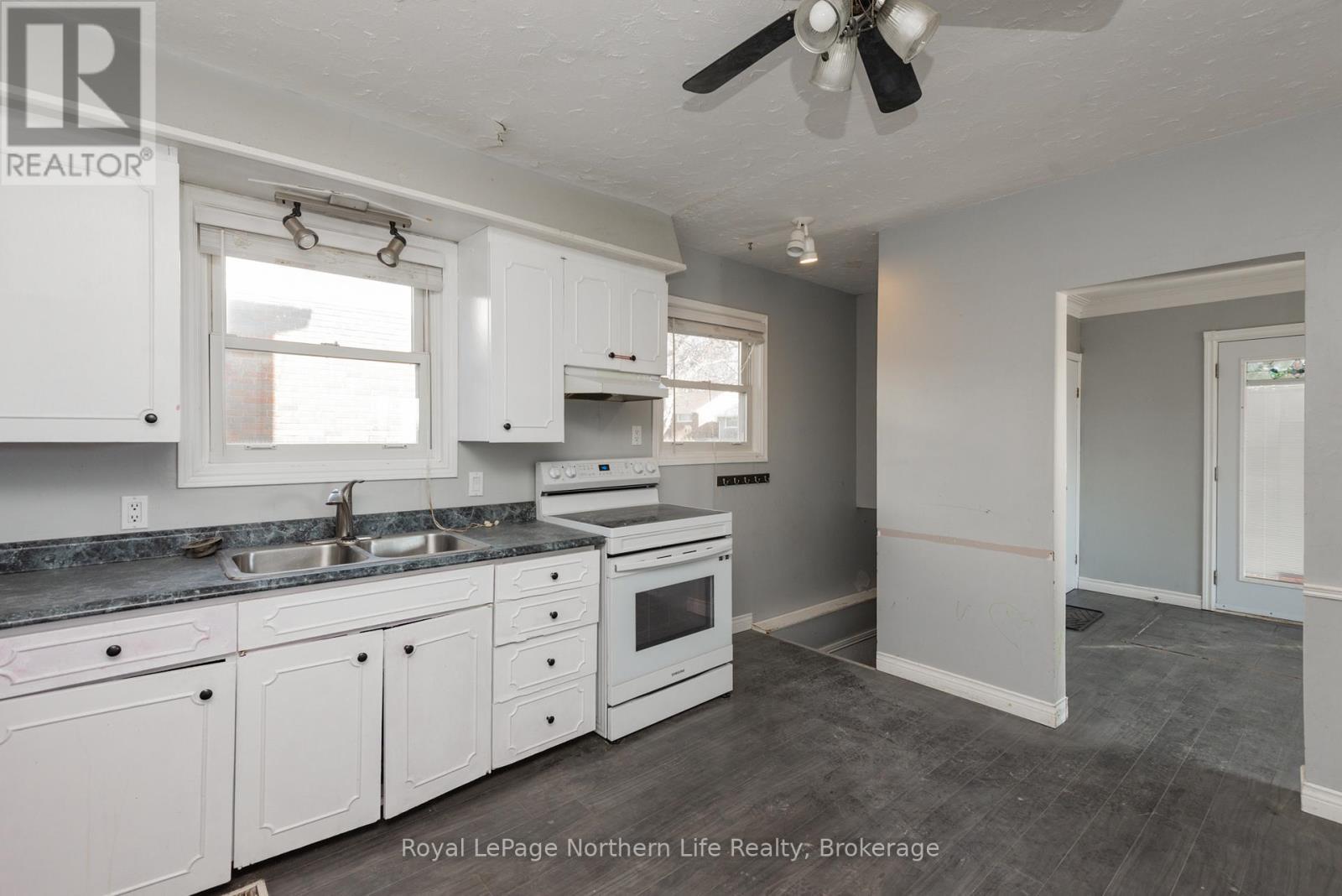 












920 LAWSON STREET

,
North Bay (West End),




Ontario
P1B3T5

