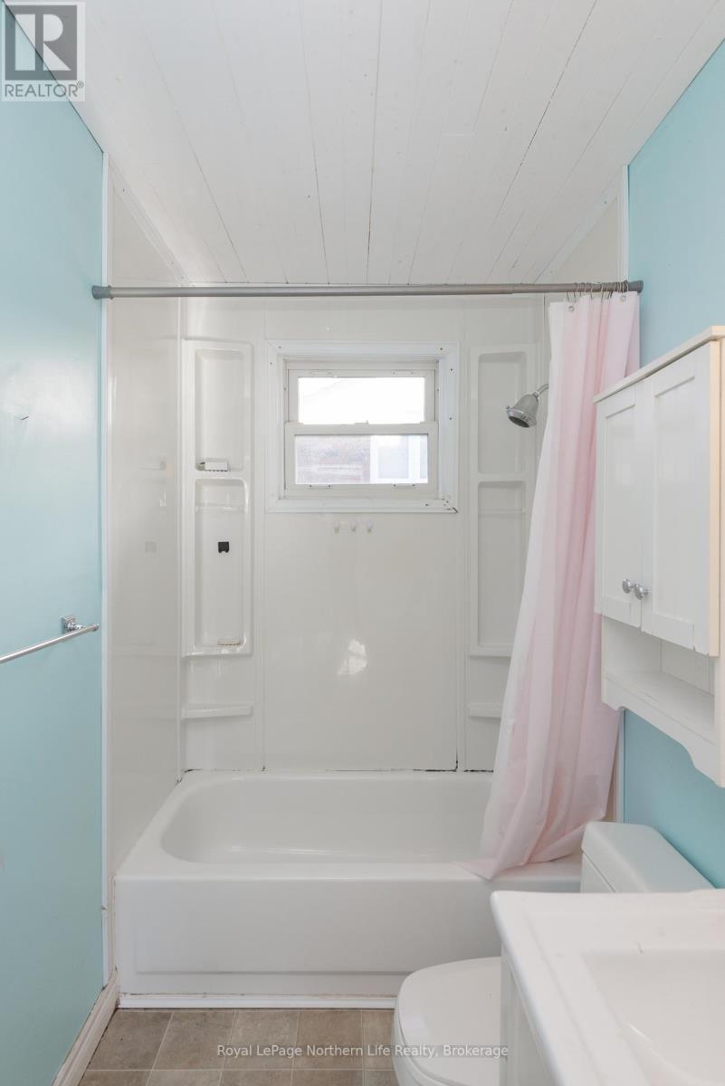 












920 LAWSON STREET

,
North Bay (West End),




Ontario
P1B3T5

