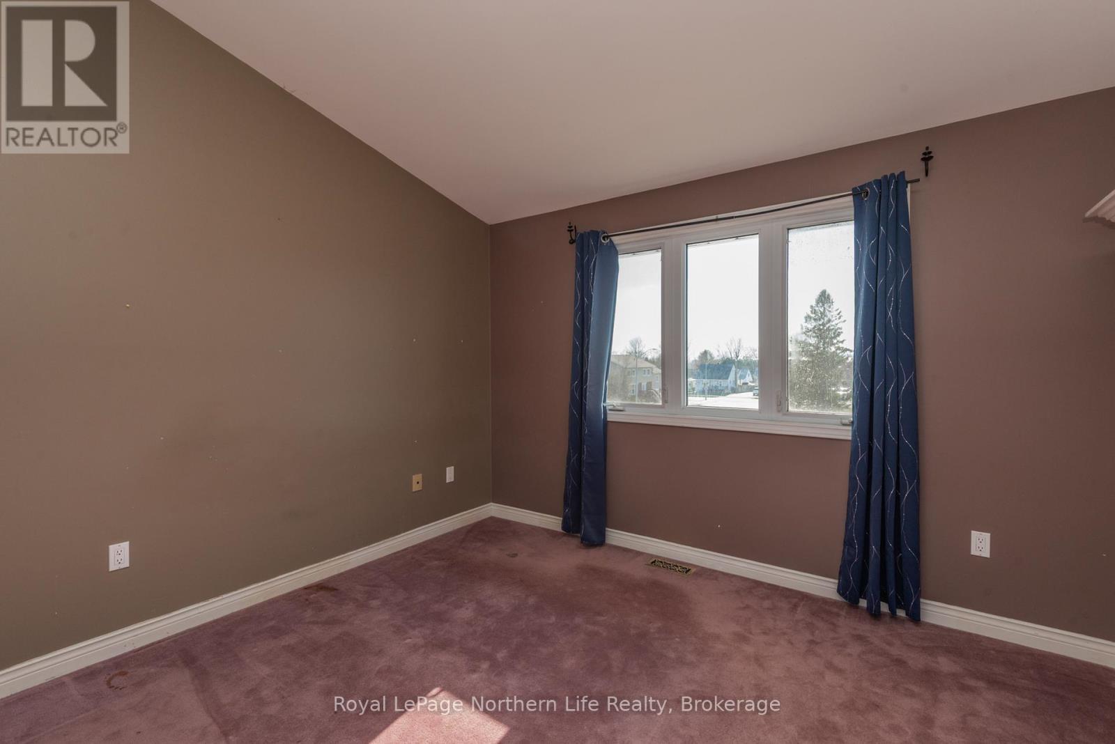












920 LAWSON STREET

,
North Bay (West End),




Ontario
P1B3T5

