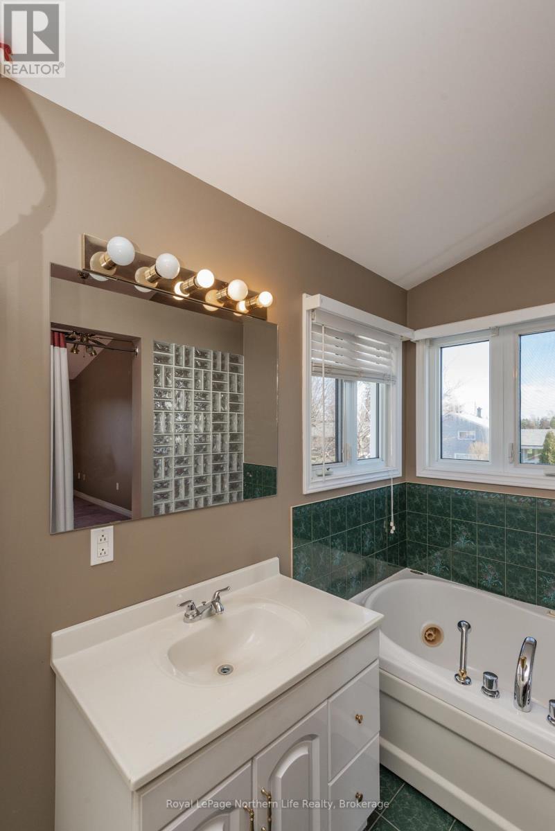 












920 LAWSON STREET

,
North Bay (West End),




Ontario
P1B3T5


