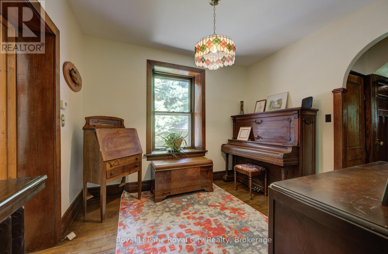 












513 ST ANDREW STREET W

,
Centre Wellington (Fergus),




Ontario
N1M1P4

