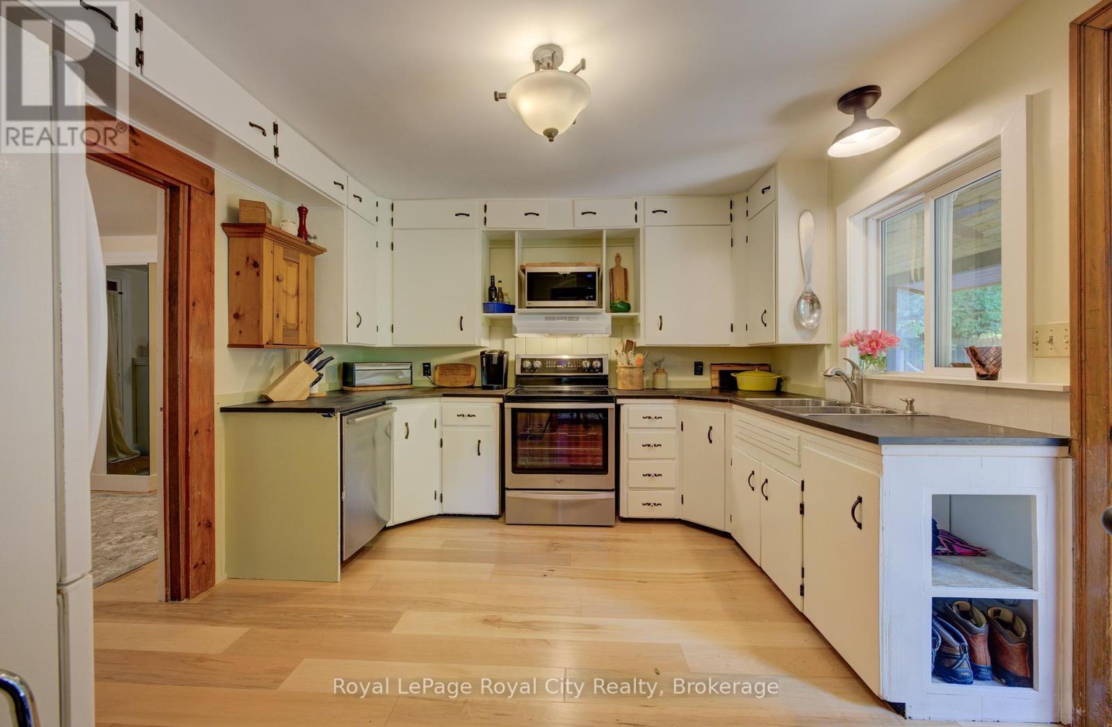 












513 ST ANDREW STREET W

,
Centre Wellington (Fergus),




Ontario
N1M1P4

