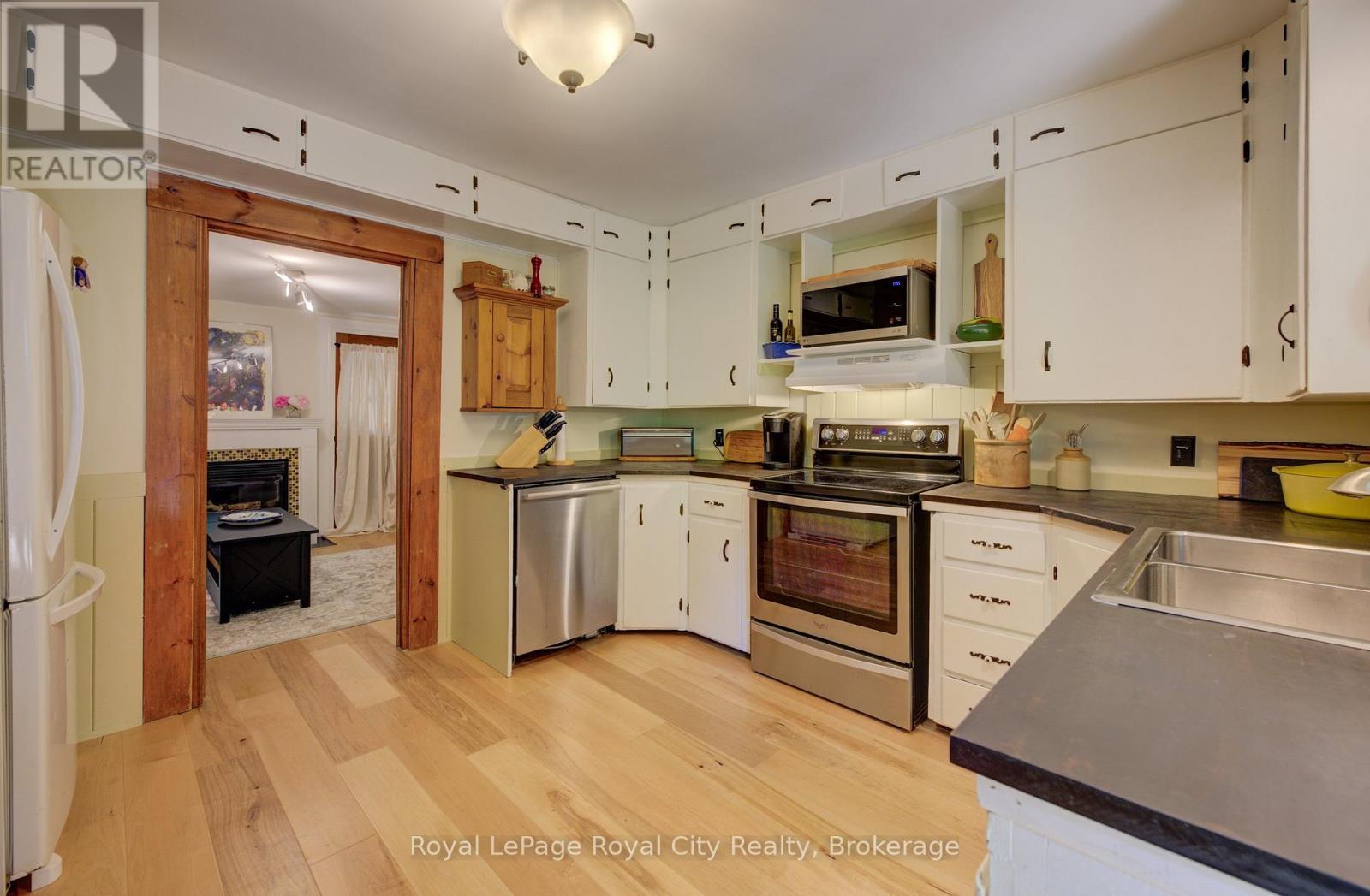 












513 ST ANDREW STREET W

,
Centre Wellington (Fergus),




Ontario
N1M1P4

