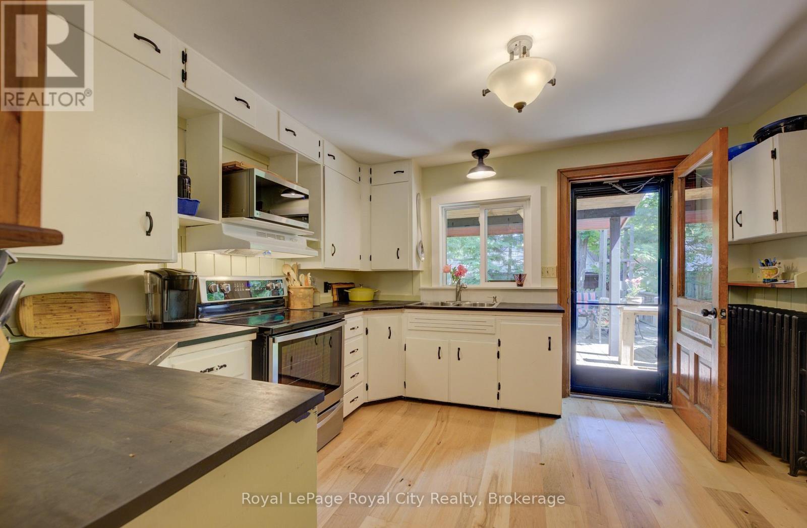 












513 ST ANDREW STREET W

,
Centre Wellington (Fergus),




Ontario
N1M1P4

