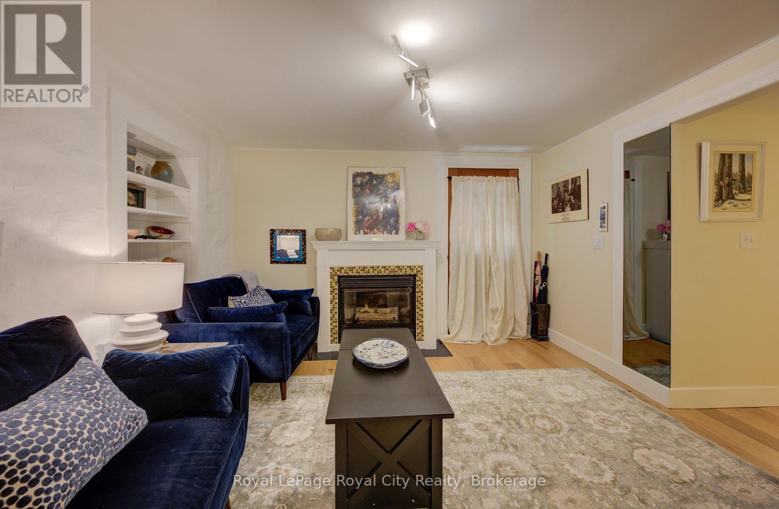 












513 ST ANDREW STREET W

,
Centre Wellington (Fergus),




Ontario
N1M1P4

