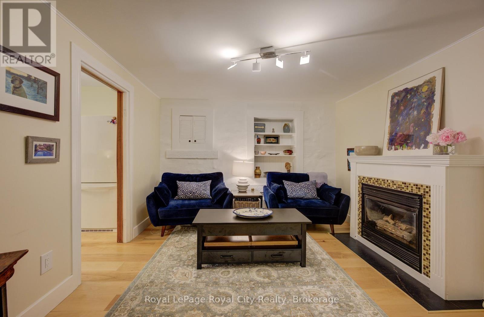 












513 ST ANDREW STREET W

,
Centre Wellington (Fergus),




Ontario
N1M1P4

