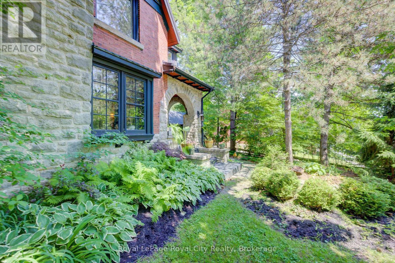 












513 ST ANDREW STREET W

,
Centre Wellington (Fergus),




Ontario
N1M1P4


