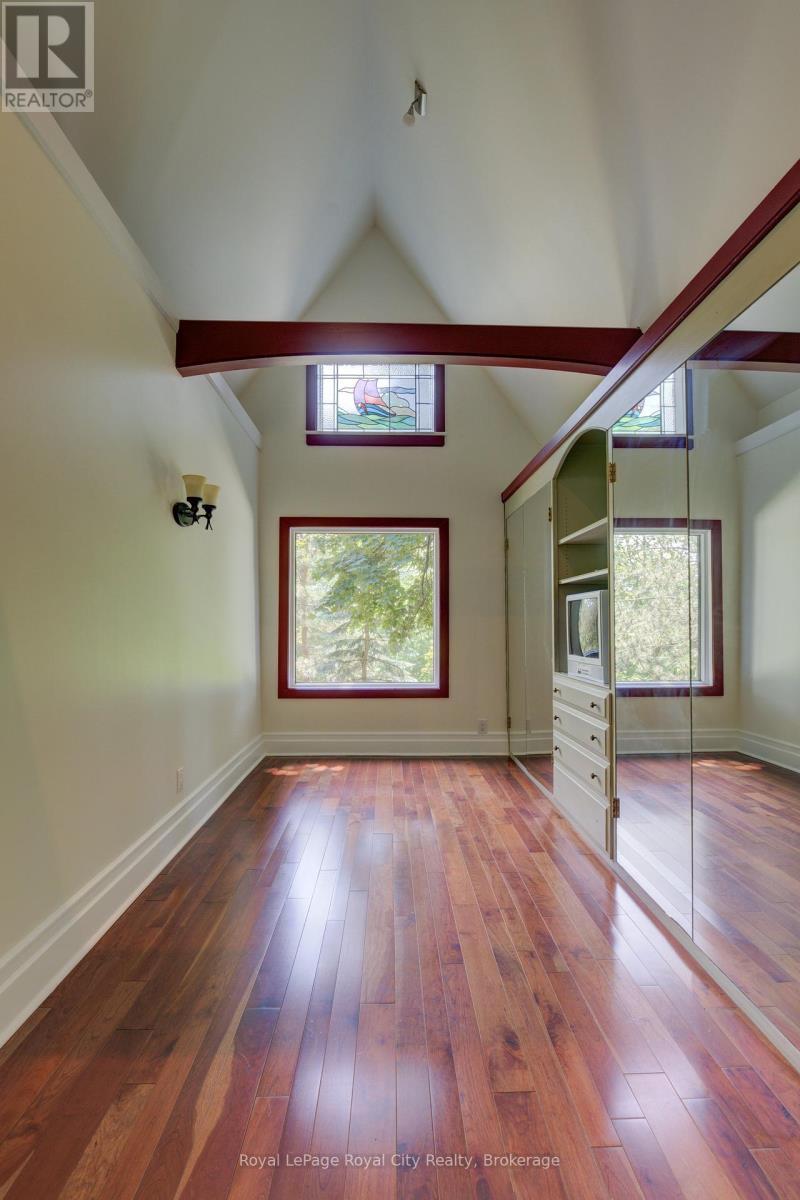 












513 ST ANDREW STREET W

,
Centre Wellington (Fergus),




Ontario
N1M1P4

