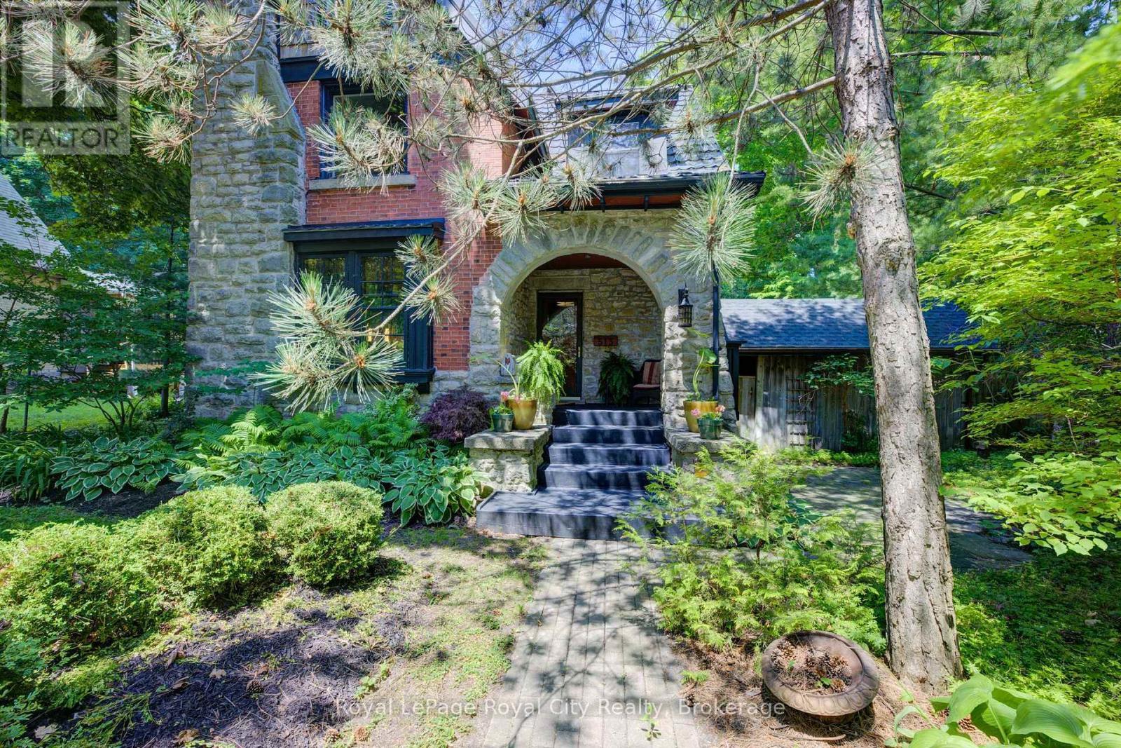 












513 ST ANDREW STREET W

,
Centre Wellington (Fergus),




Ontario
N1M1P4

