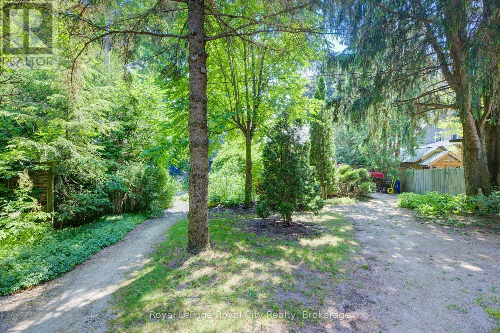 












513 ST ANDREW STREET W

,
Centre Wellington (Fergus),




Ontario
N1M1P4

