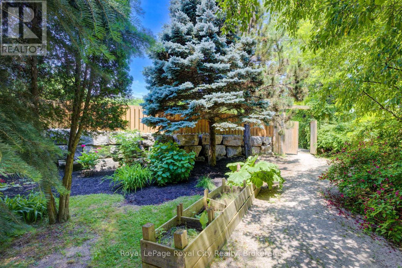












513 ST ANDREW STREET W

,
Centre Wellington (Fergus),




Ontario
N1M1P4


