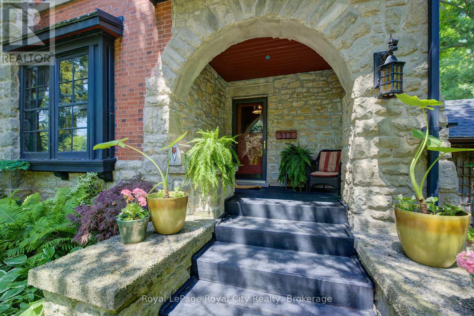 












513 ST ANDREW STREET W

,
Centre Wellington (Fergus),




Ontario
N1M1P4

