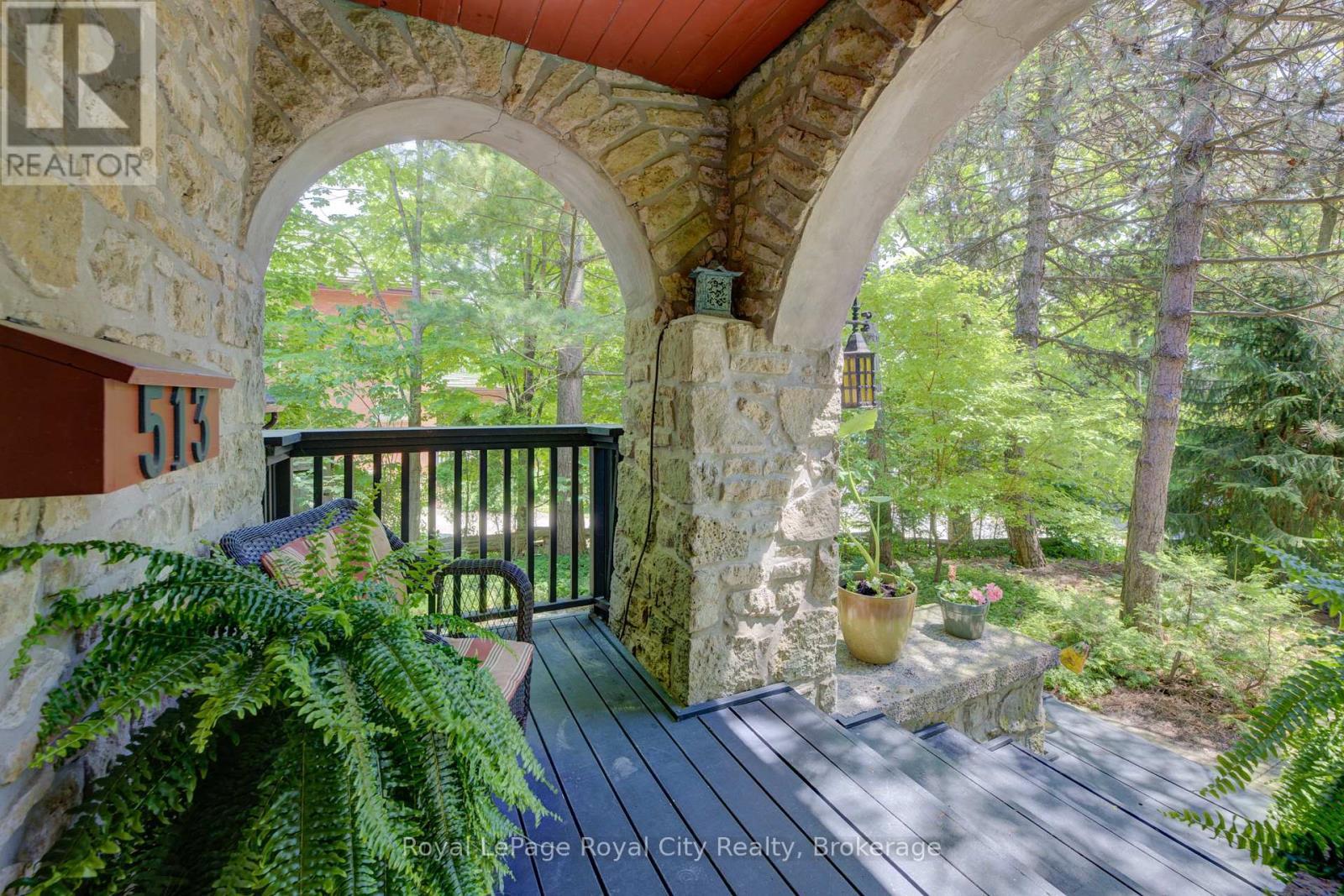 












513 ST ANDREW STREET W

,
Centre Wellington (Fergus),




Ontario
N1M1P4


