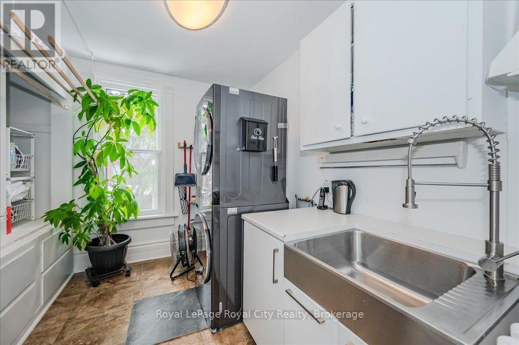 












80 LONDON ROAD W

,
Guelph (Exhibition Park),




Ontario
N1H2B7

