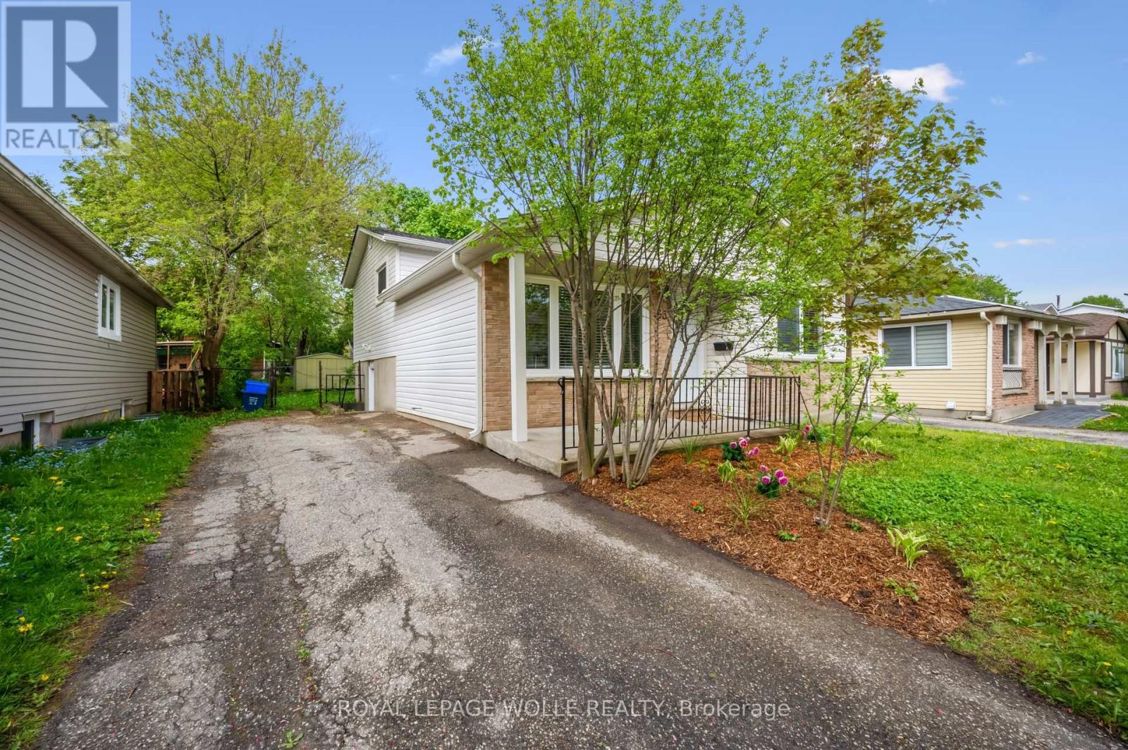












53 KAREN WALK

,
Waterloo,




Ontario
N2L5X1


