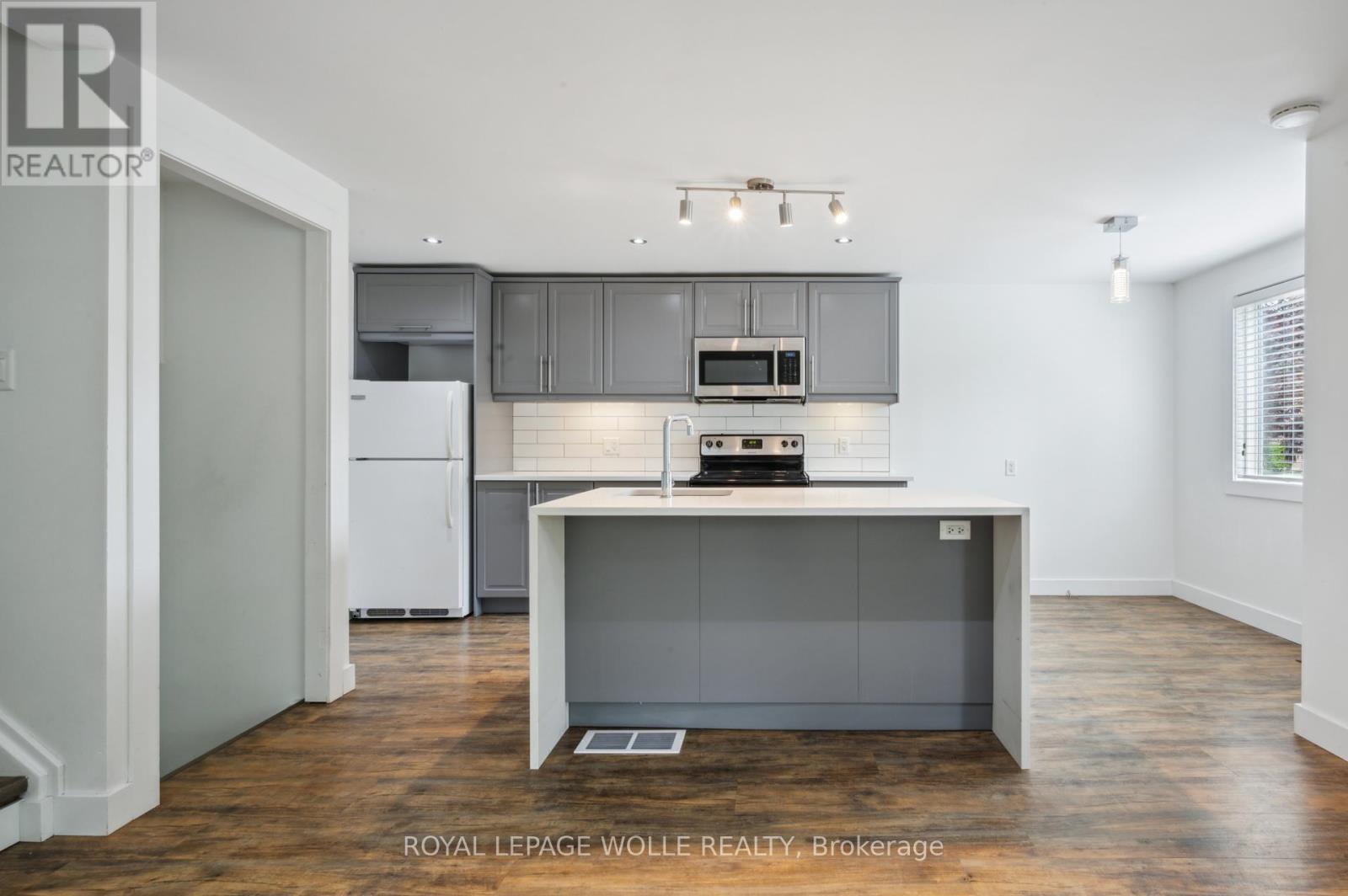 












53 KAREN WALK

,
Waterloo,




Ontario
N2L5X1

