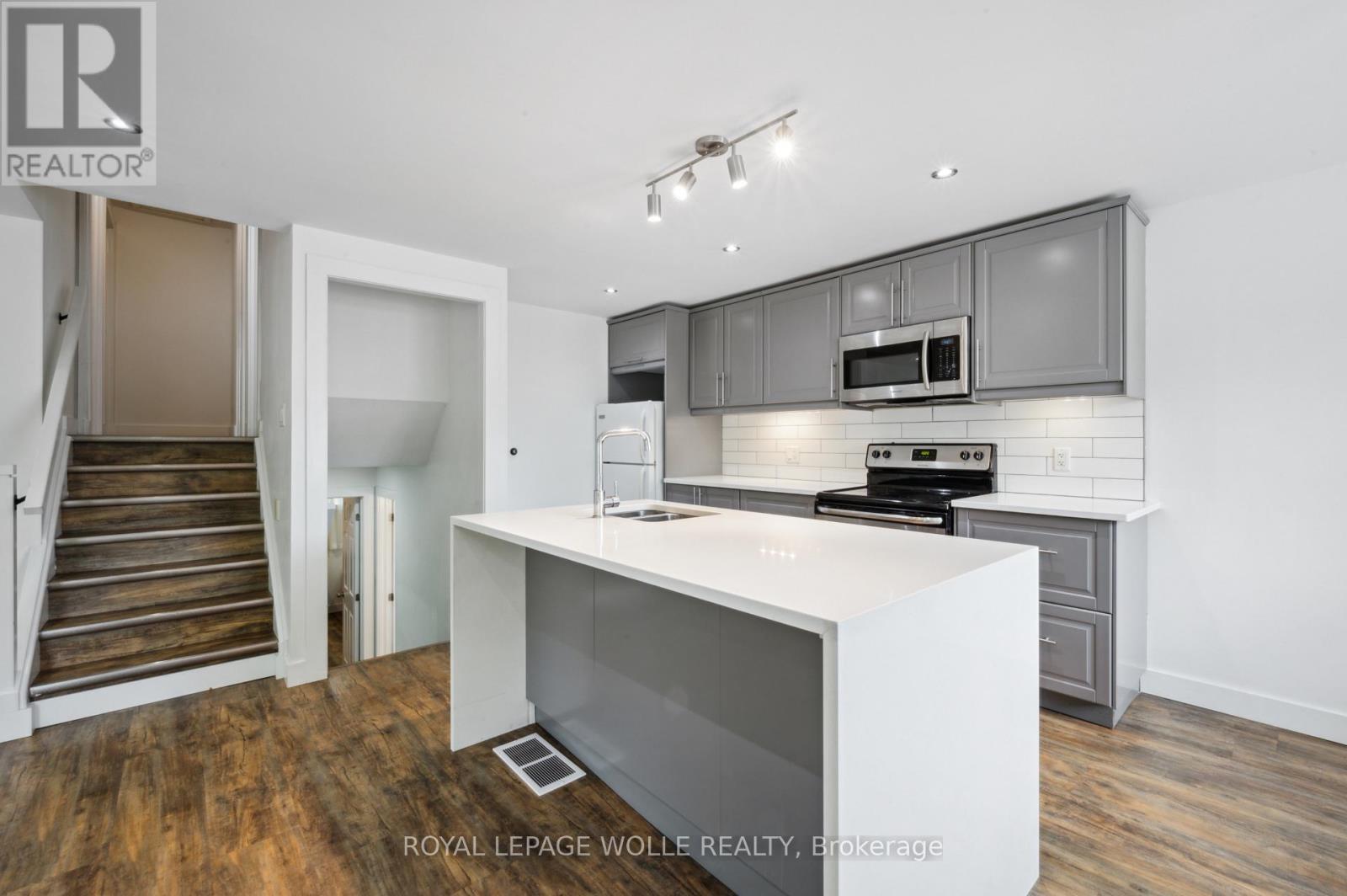 












53 KAREN WALK

,
Waterloo,




Ontario
N2L5X1

