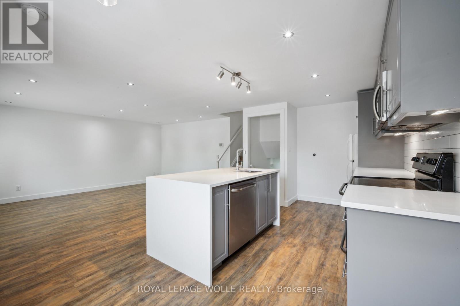 












53 KAREN WALK

,
Waterloo,




Ontario
N2L5X1

