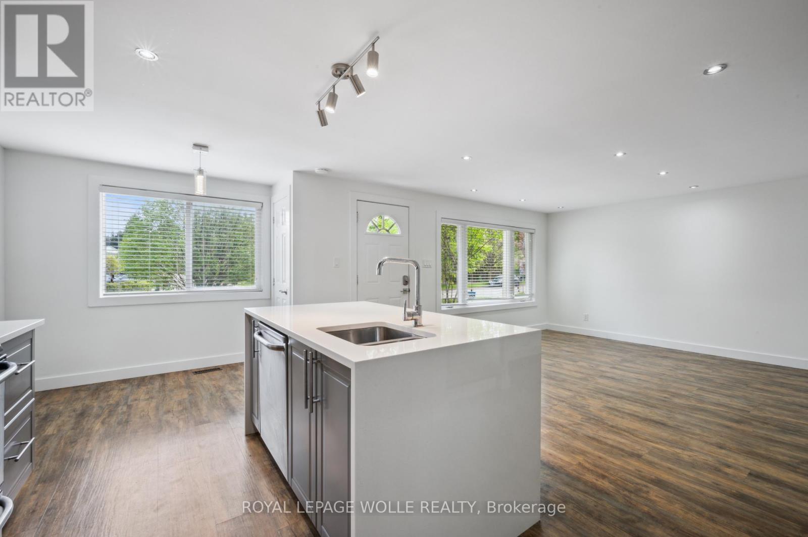 












53 KAREN WALK

,
Waterloo,




Ontario
N2L5X1

