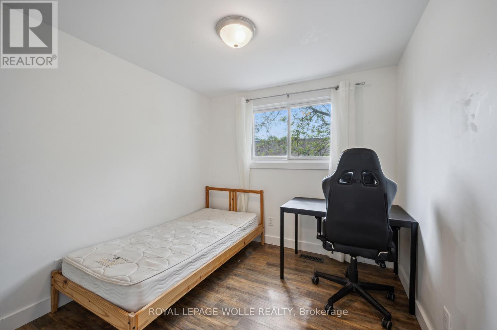 












53 KAREN WALK

,
Waterloo,




Ontario
N2L5X1

