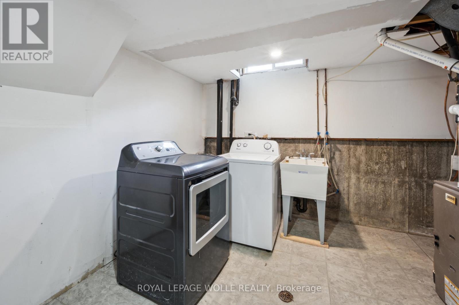 












53 KAREN WALK

,
Waterloo,




Ontario
N2L5X1

