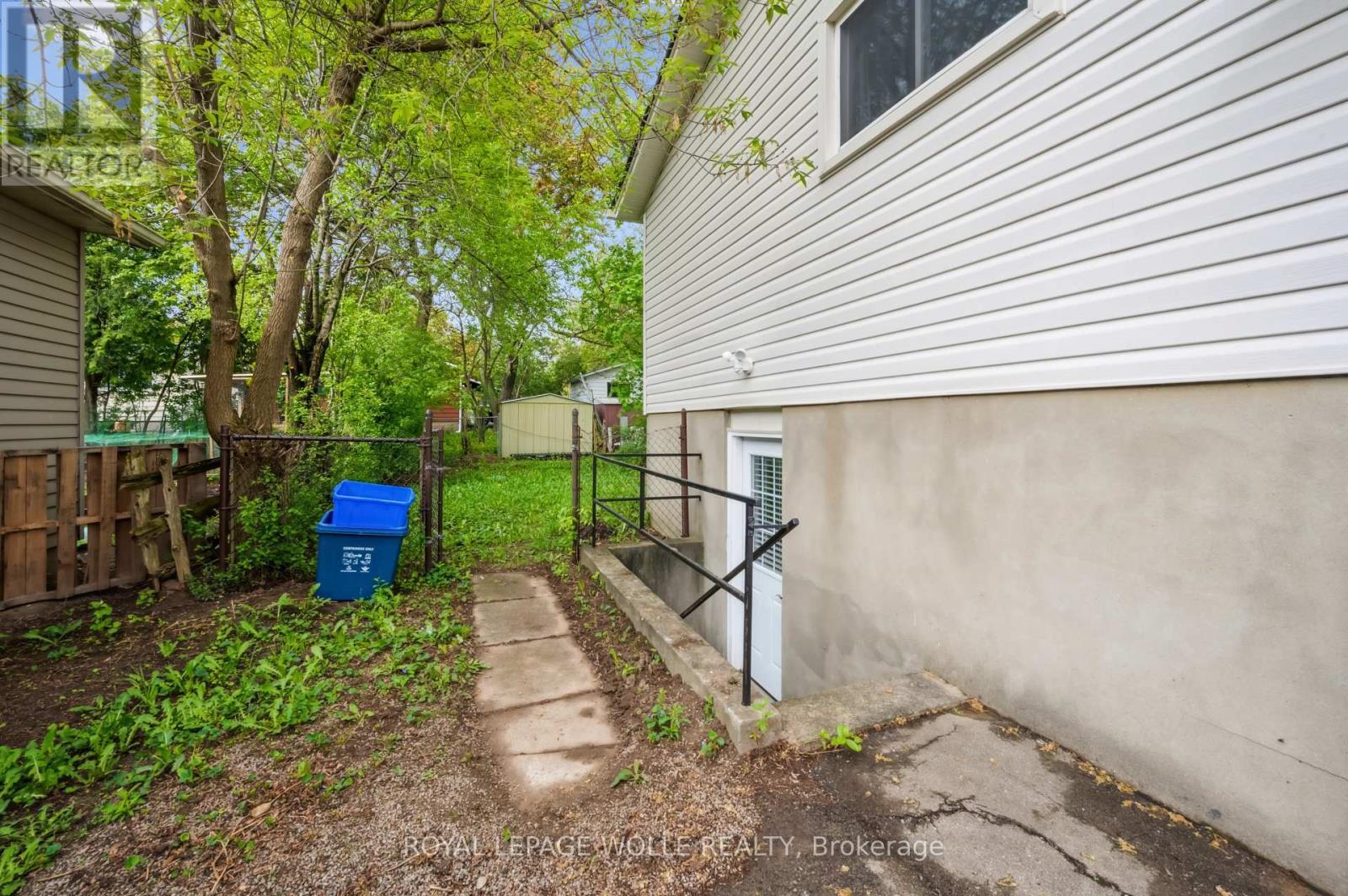 












53 KAREN WALK

,
Waterloo,




Ontario
N2L5X1

