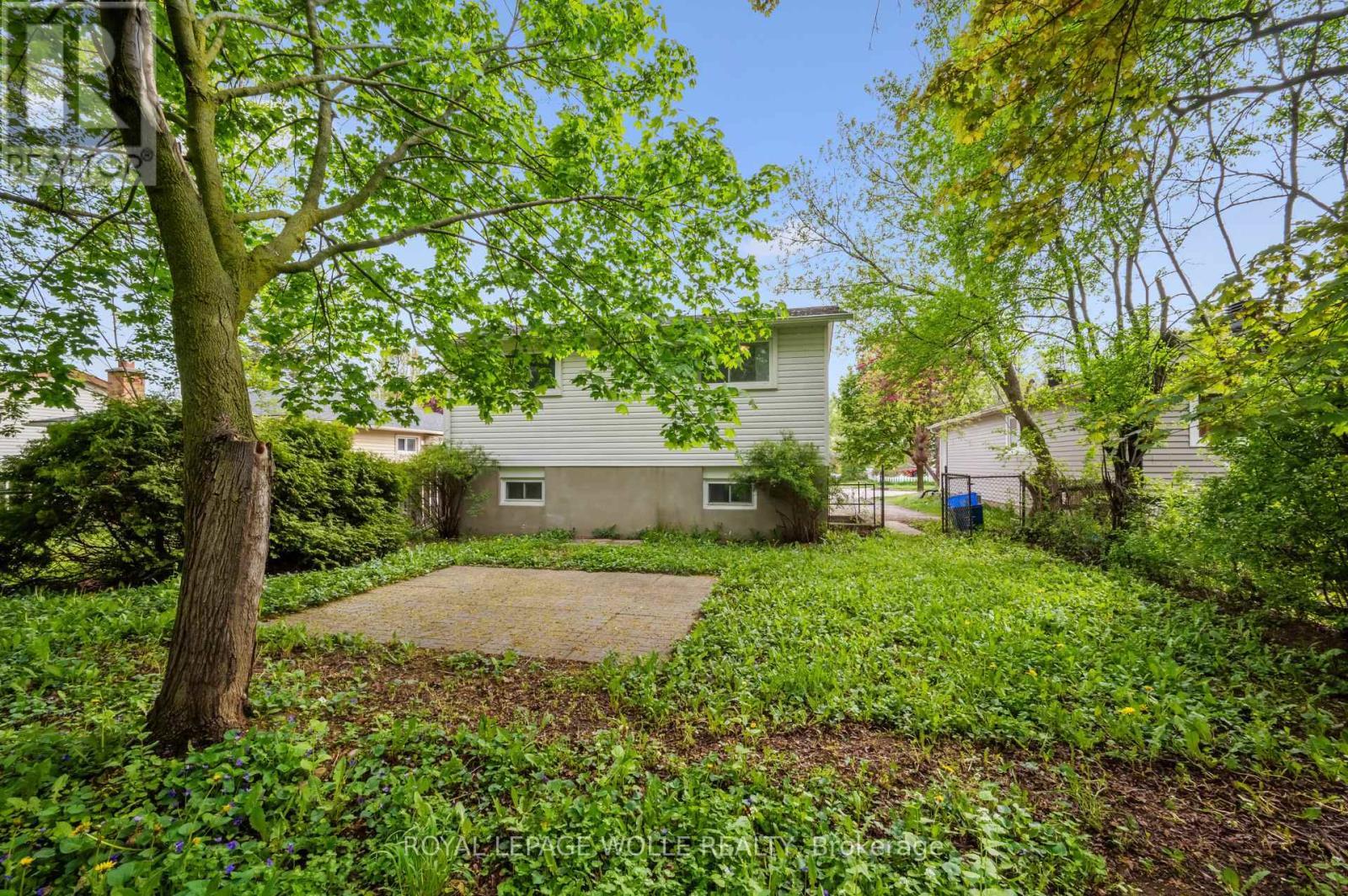












53 KAREN WALK

,
Waterloo,




Ontario
N2L5X1

