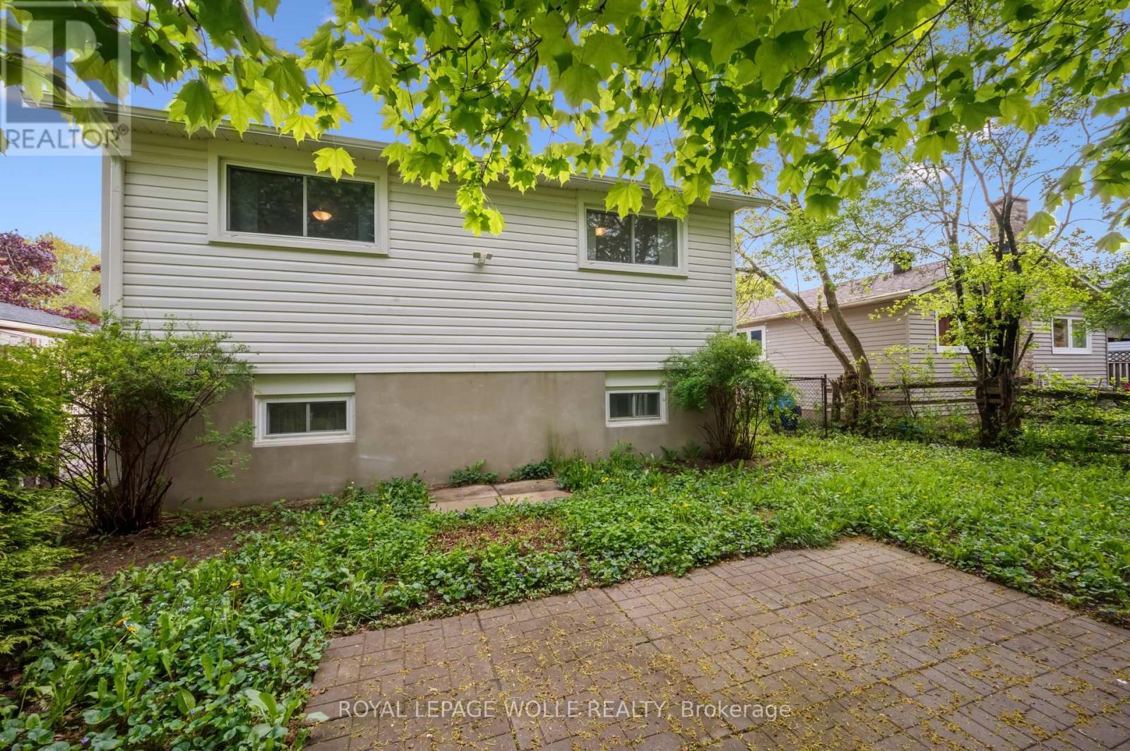 












53 KAREN WALK

,
Waterloo,




Ontario
N2L5X1

