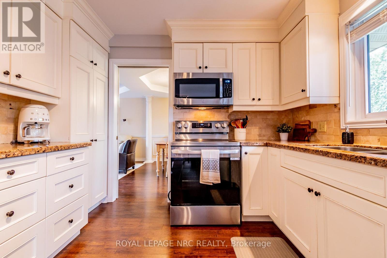 












2675 MOUNTAINCREST AVENUE

,
Niagara Falls (Church's Lane),




Ontario
L2J4H8

