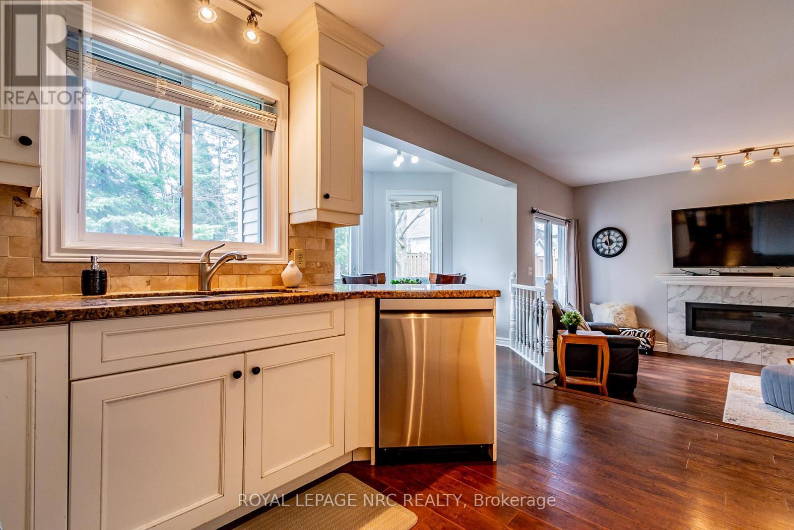 












2675 MOUNTAINCREST AVENUE

,
Niagara Falls (Church's Lane),




Ontario
L2J4H8

