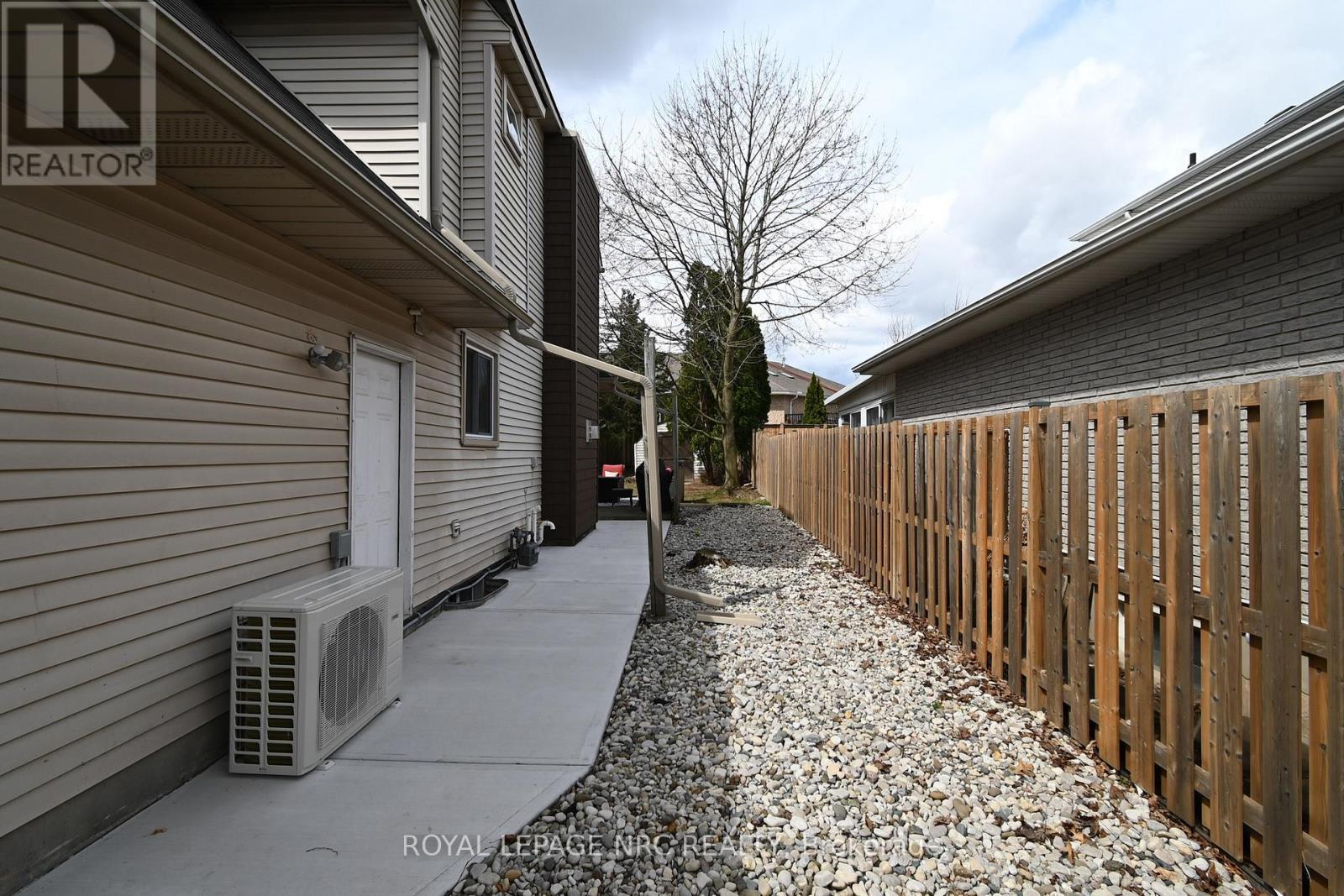












2675 MOUNTAINCREST AVENUE

,
Niagara Falls (Church's Lane),




Ontario
L2J4H8

