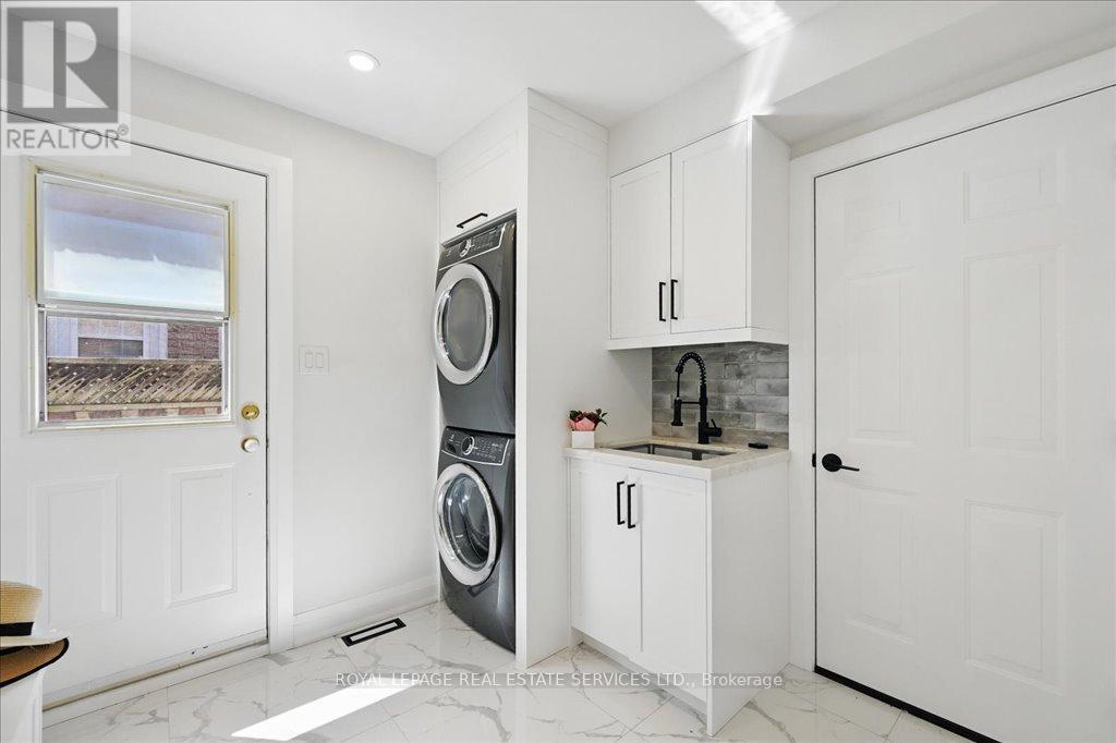 












1184 RUSHBROOKE DRIVE

,
Oakville,




Ontario
L6M1H7

