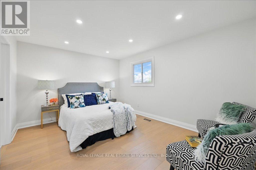 












1184 RUSHBROOKE DRIVE

,
Oakville,




Ontario
L6M1H7

