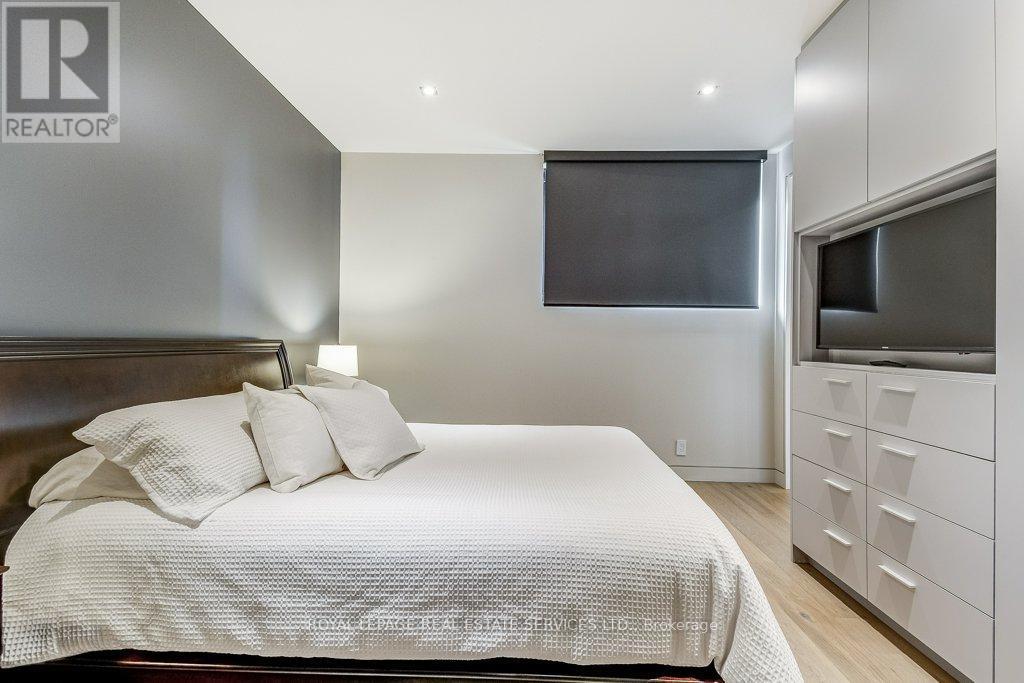 












144 SPARLING COURT

,
Oakville,




Ontario
L6K2J7

