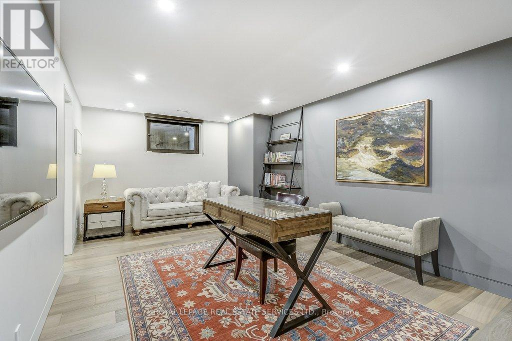 












144 SPARLING COURT

,
Oakville,




Ontario
L6K2J7

