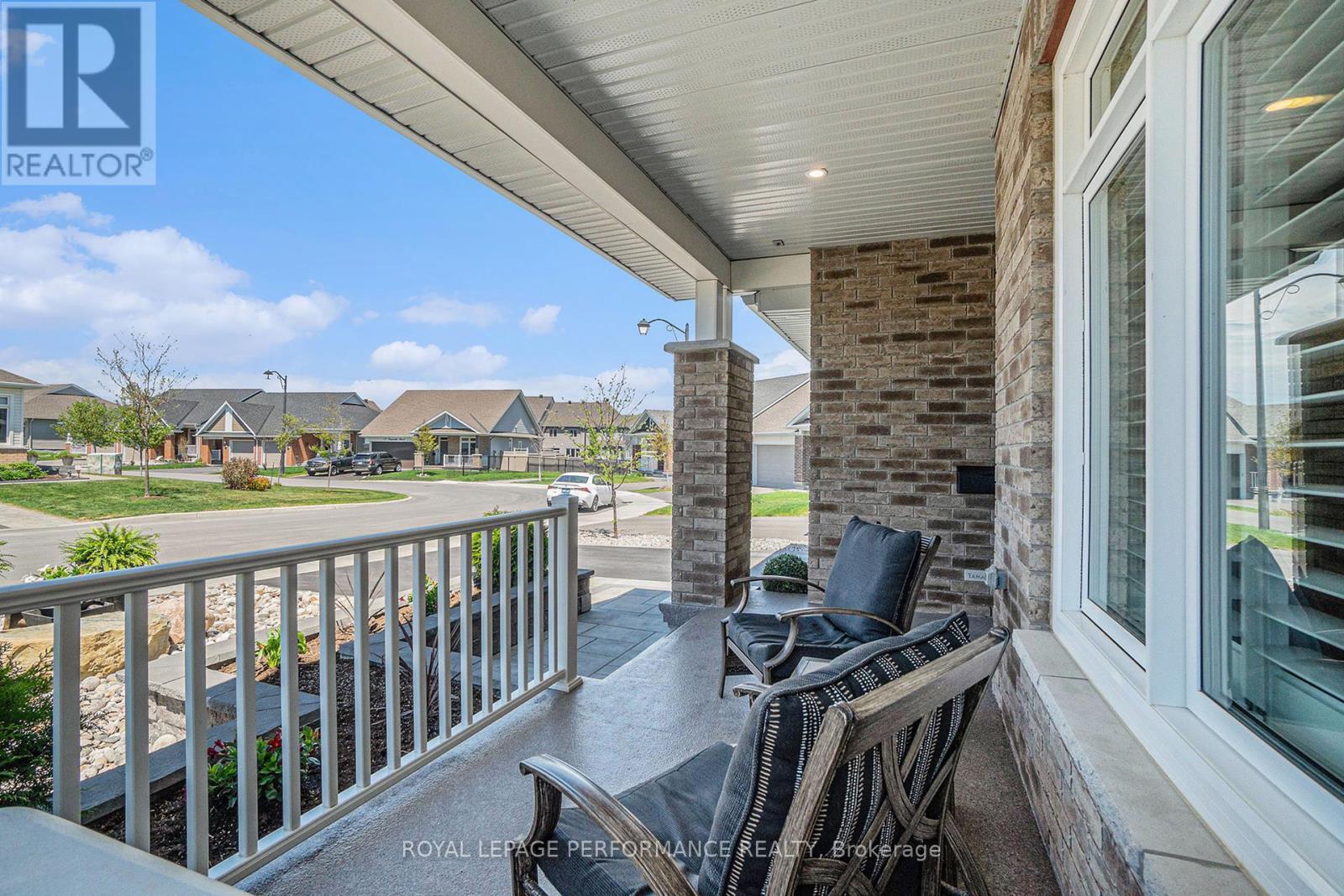 












82 KAYENTA STREET

,
Ottawa,




Ontario
K2S2K7

