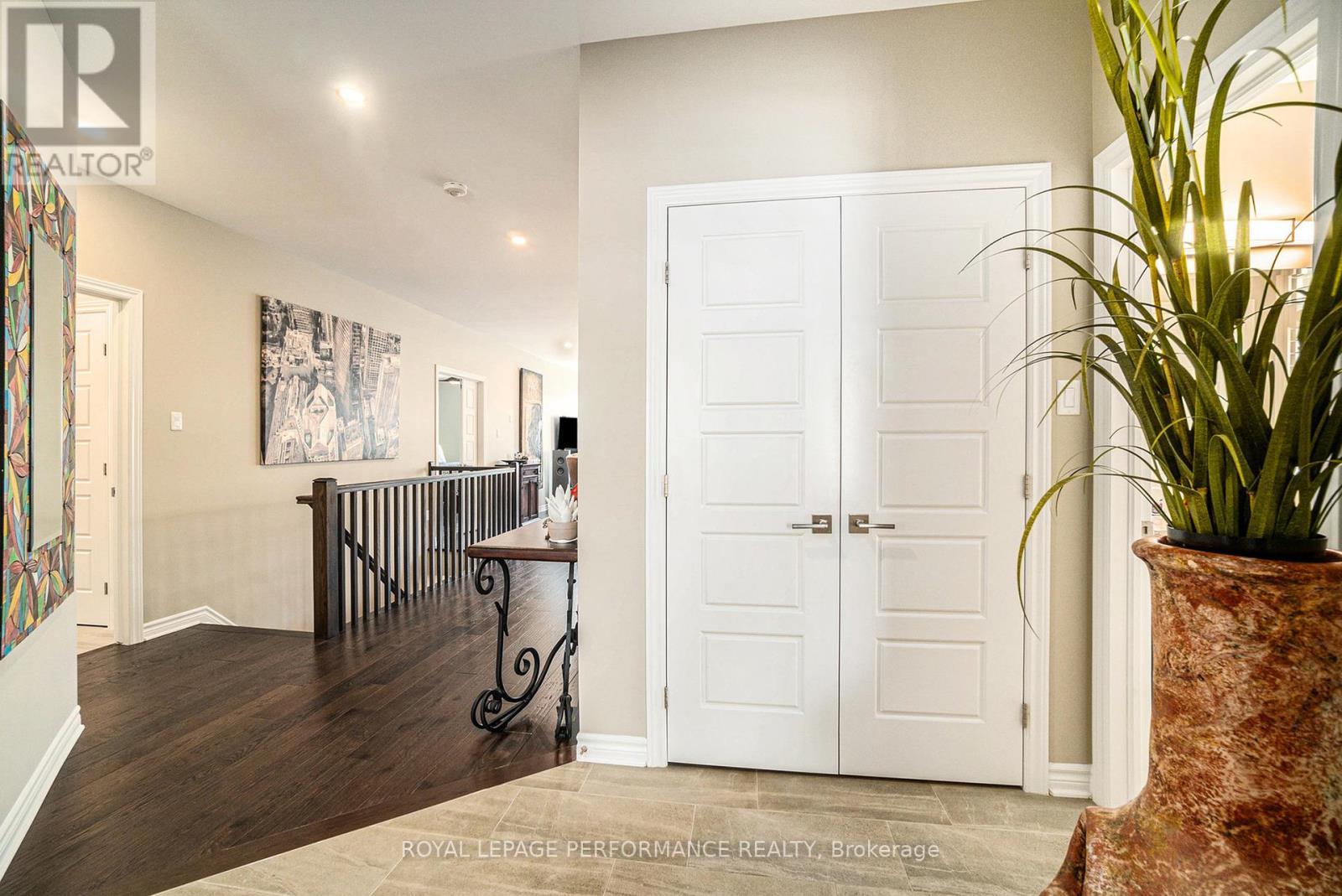 












82 KAYENTA STREET

,
Ottawa,




Ontario
K2S2K7

