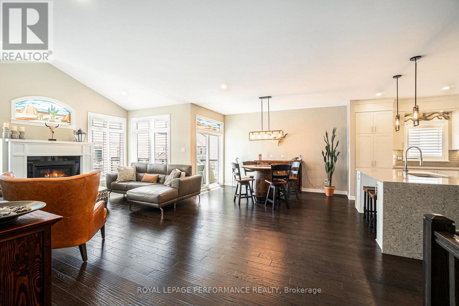 












82 KAYENTA STREET

,
Ottawa,




Ontario
K2S2K7

