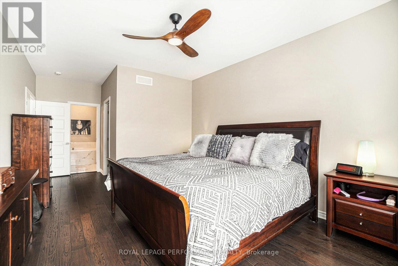 












82 KAYENTA STREET

,
Ottawa,




Ontario
K2S2K7

