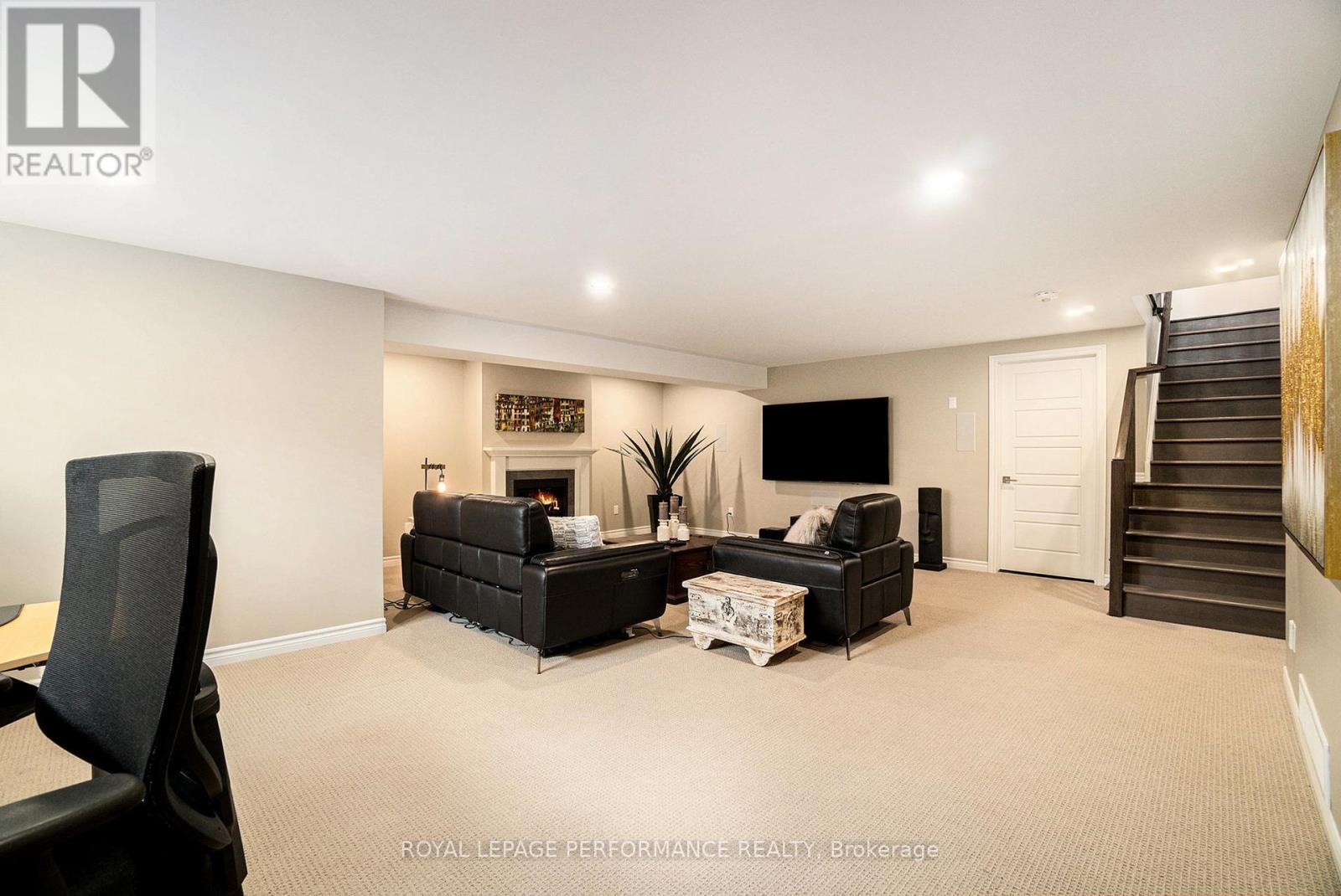 












82 KAYENTA STREET

,
Ottawa,




Ontario
K2S2K7

