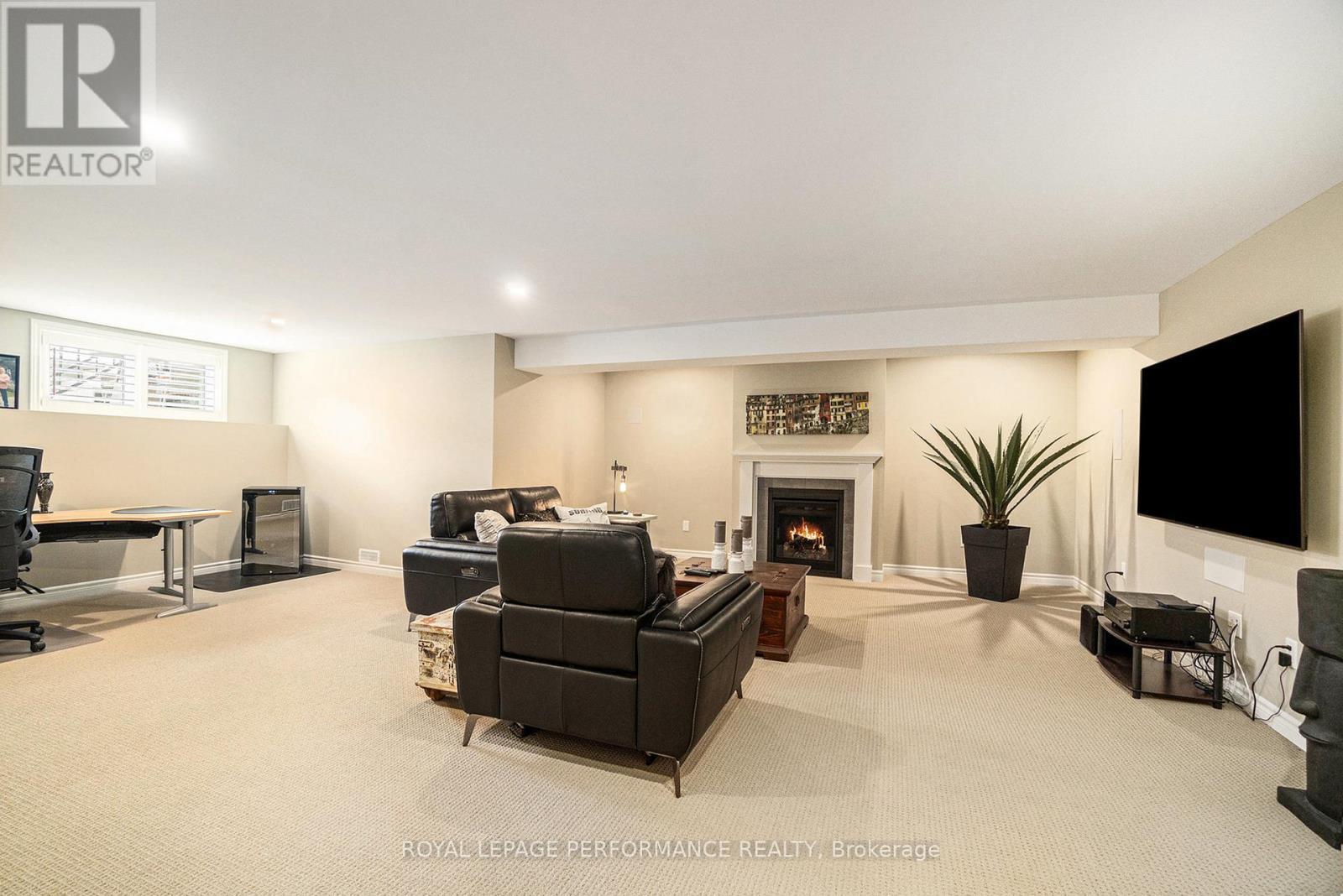 












82 KAYENTA STREET

,
Ottawa,




Ontario
K2S2K7

