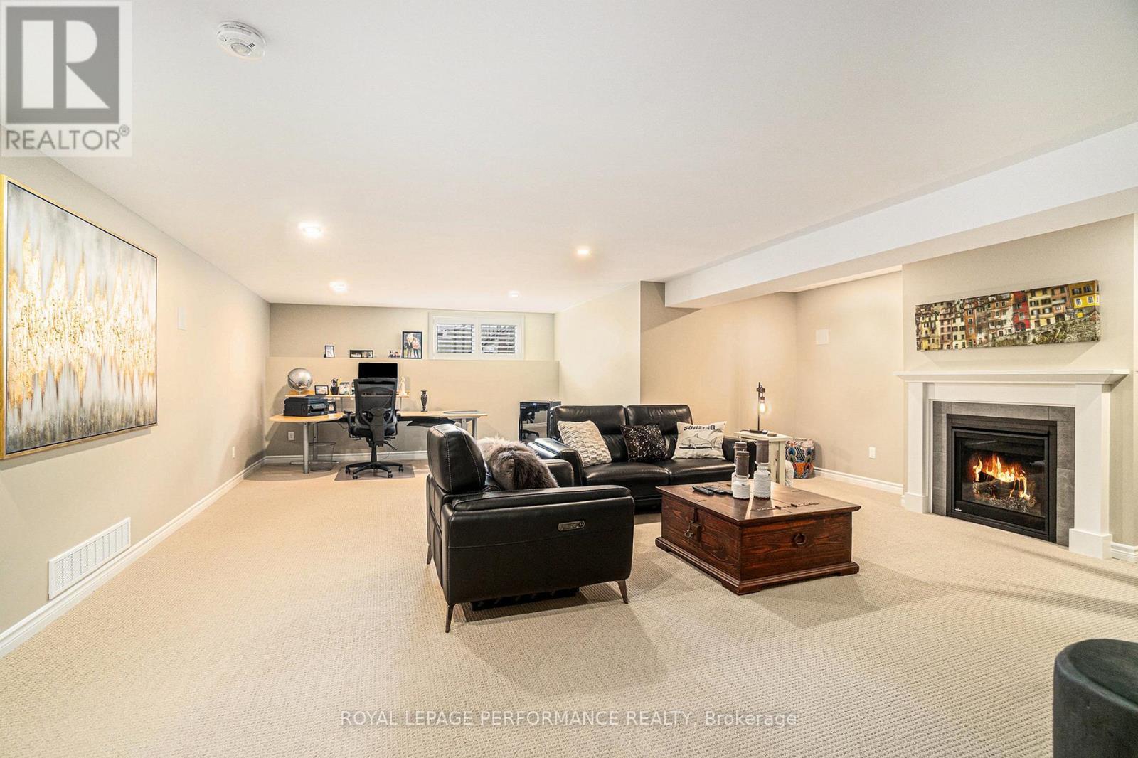 












82 KAYENTA STREET

,
Ottawa,




Ontario
K2S2K7

