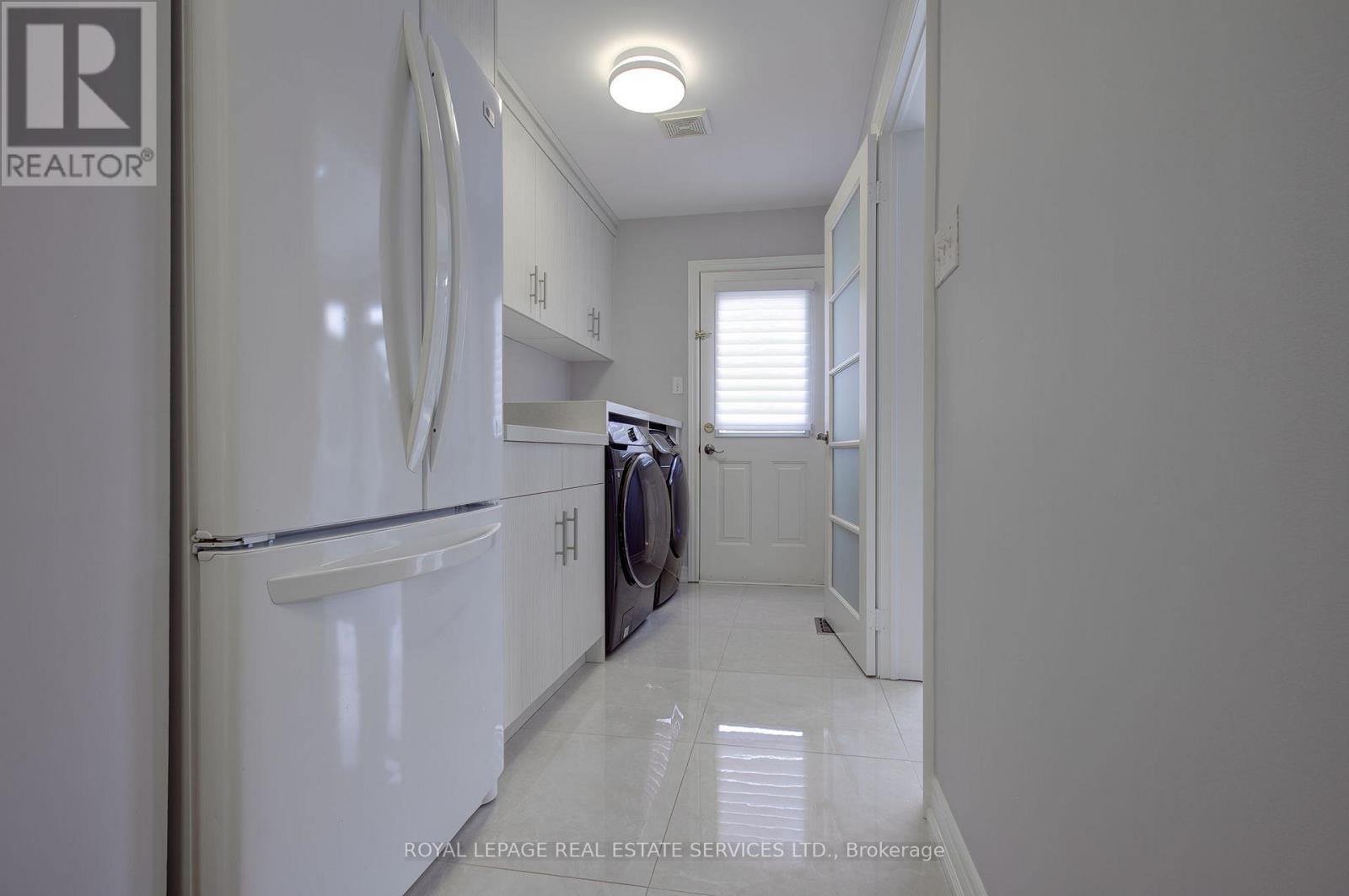 












393 BURLOAK DRIVE

,
Oakville,




Ontario
L6L6W8

