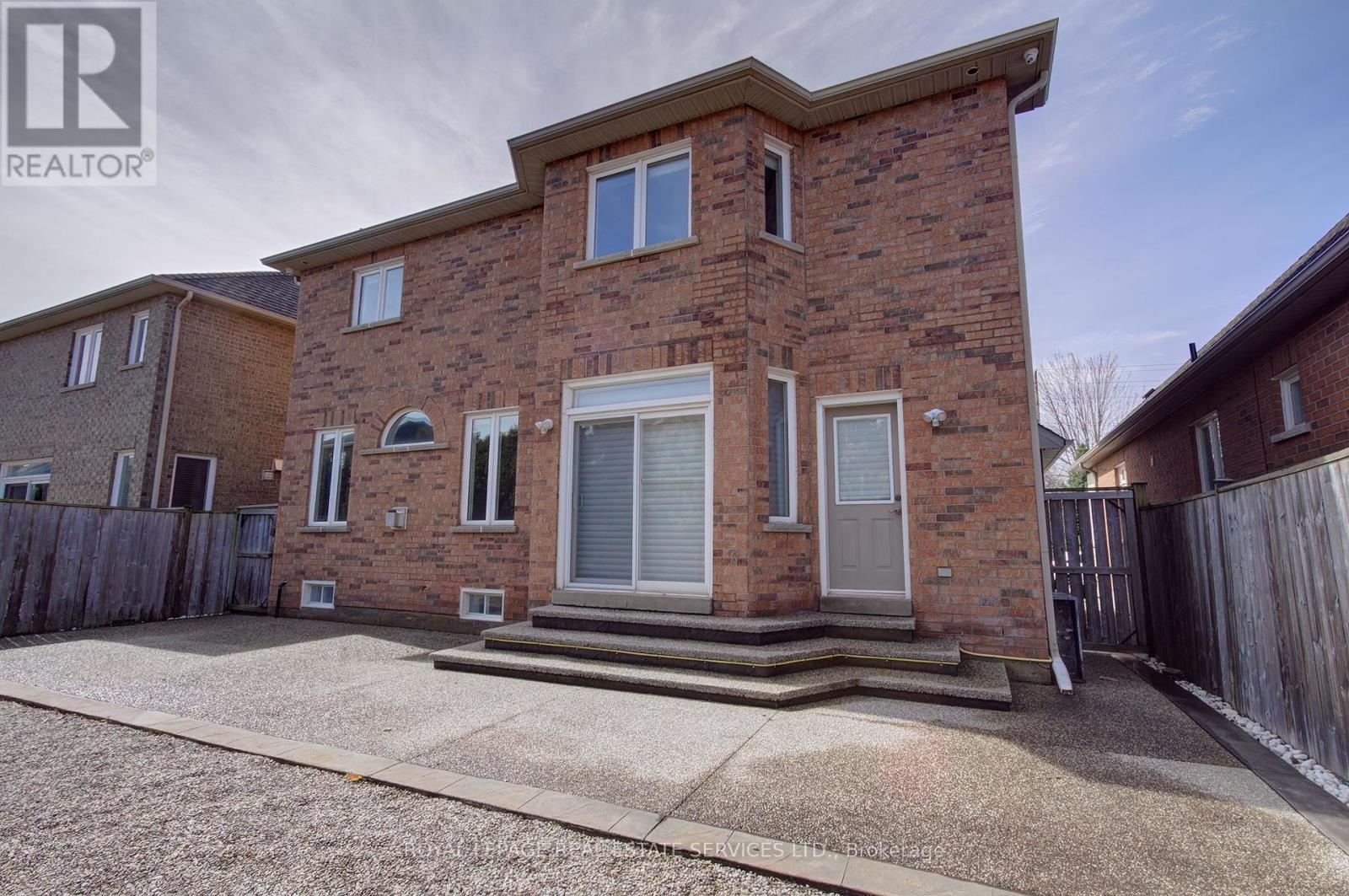 












393 BURLOAK DRIVE

,
Oakville,




Ontario
L6L6W8

